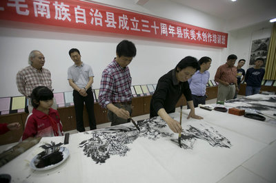 丹青繪就山水韻，志愿情暖毛南山——廣西美術(shù)名家赴環(huán)江采風寫生與文藝服務(wù)紀實