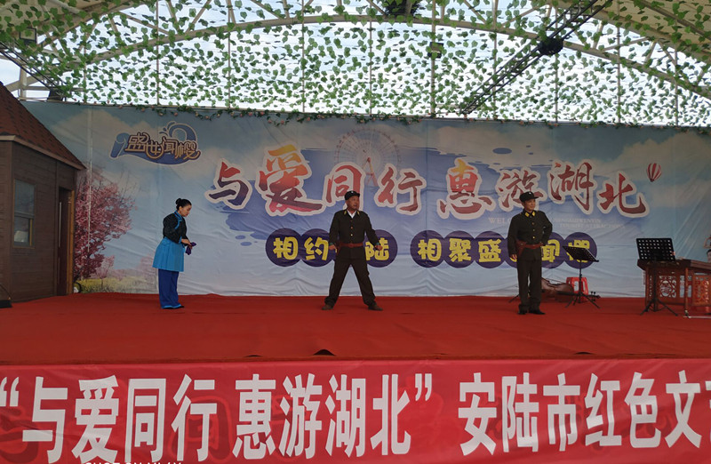 湖北:喜迎八方賓客 力促文旅融合——“與愛同行 惠游湖北”全省專業(yè)文藝院團(tuán)進(jìn)景區(qū)演出活動(dòng)系列報(bào)道之九文藝創(chuàng)作服務(wù)